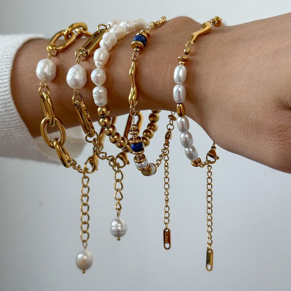 Stainless steel pearl bracelet, high-end look, colorfast and easy to wear.