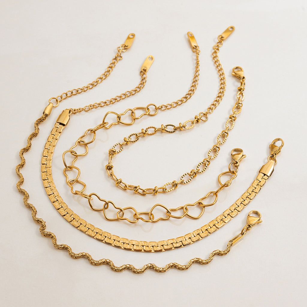 Stainless steel heart-shaped gold-plated bracelet that won't fade.