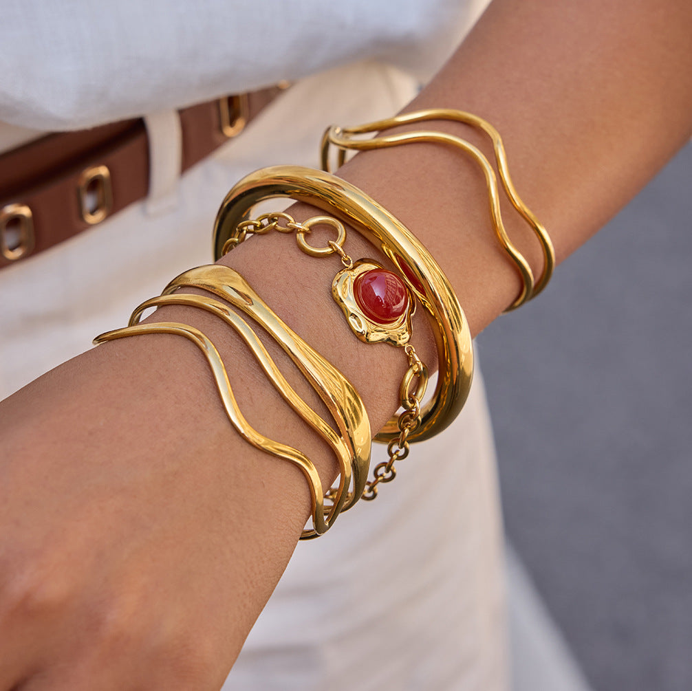 Gold-plated, luxurious stainless steel 18k gold bracelet that won't fade.