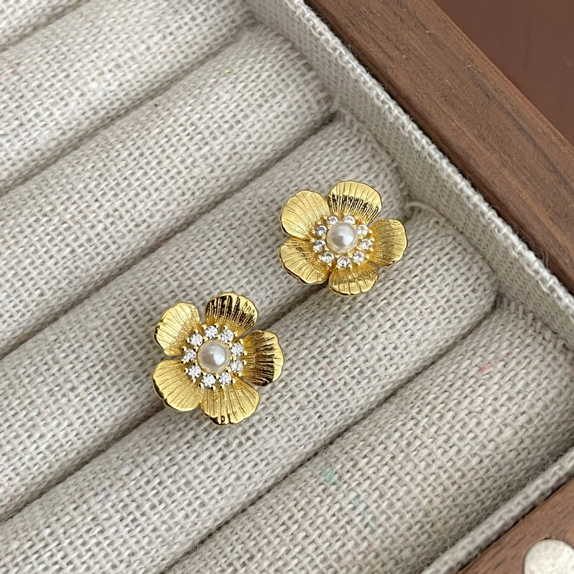 925 Sterling Silver Elegant Flower Imitation Pearl Stud Earrings