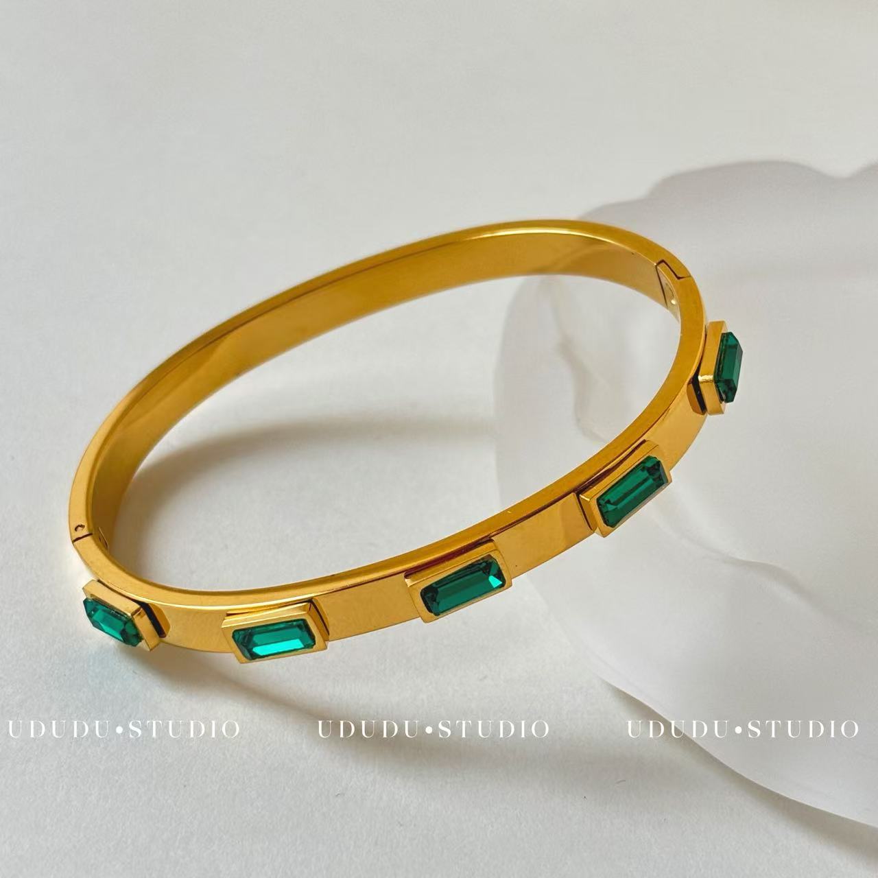 Square Emerald Diamond-Set High-Color Retention Stainless Steel Bangle