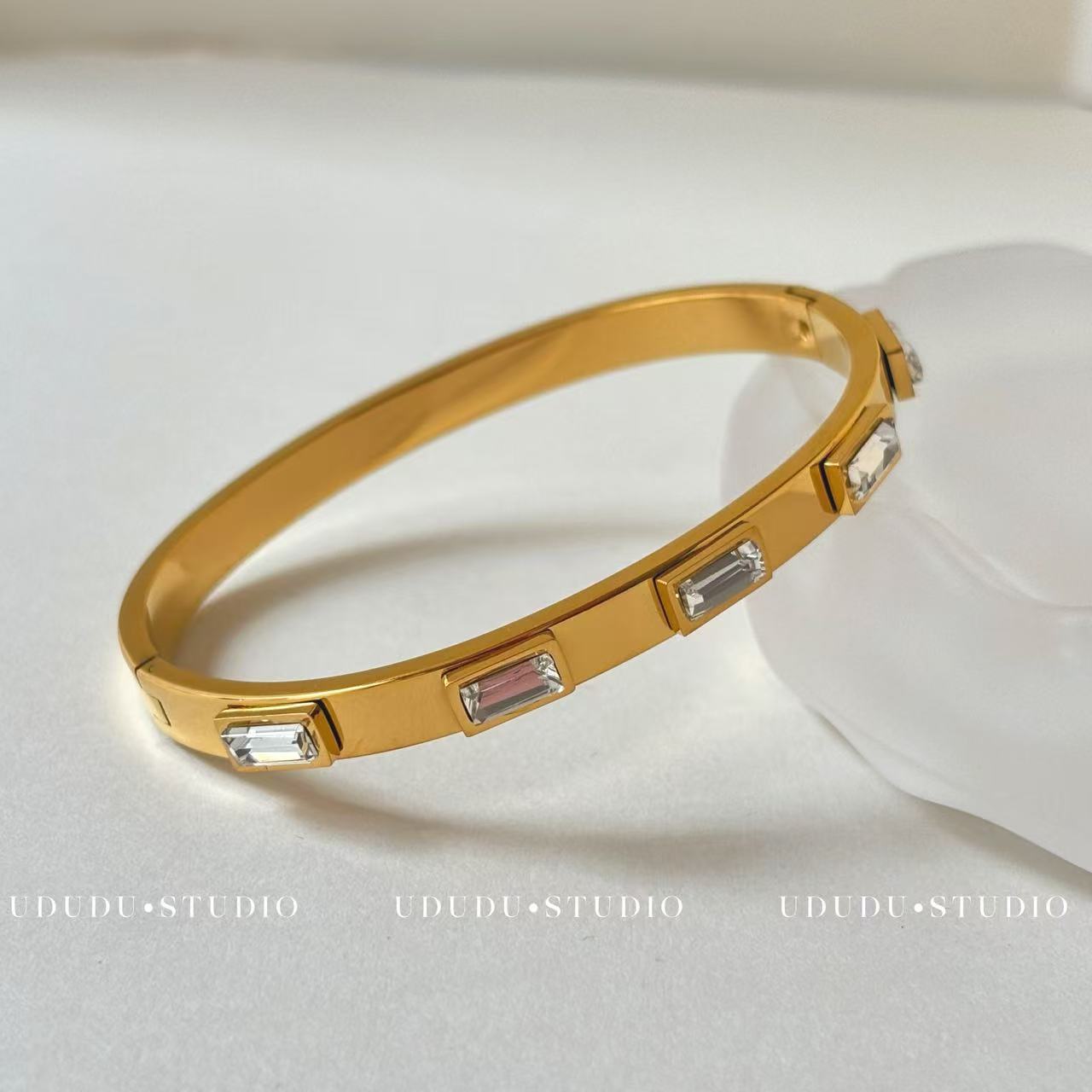 Square Emerald Diamond-Set High-Color Retention Stainless Steel Bangle