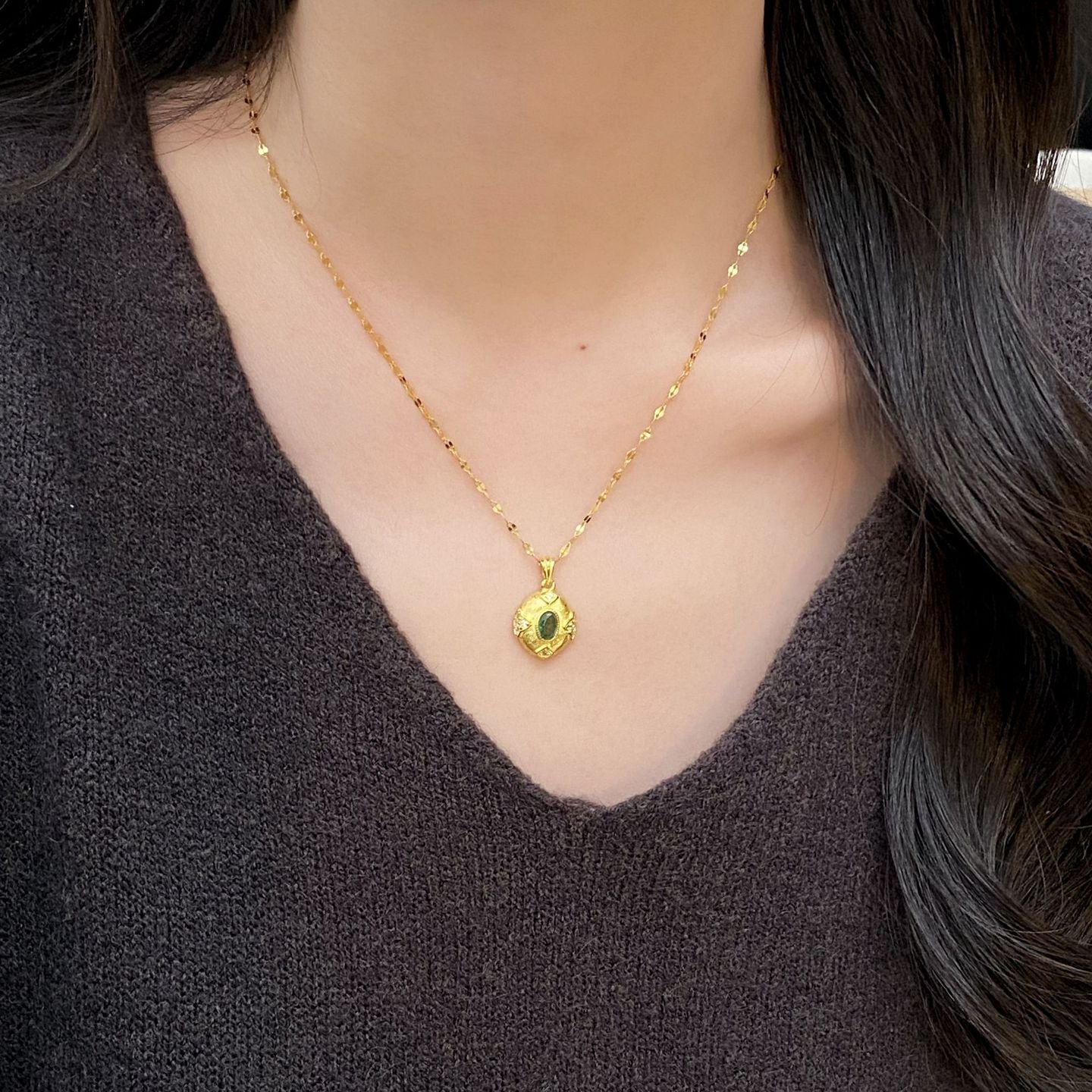 925 Sterling Silver Exquisite Emerald Vintage Brushed Pigeon Egg Necklace