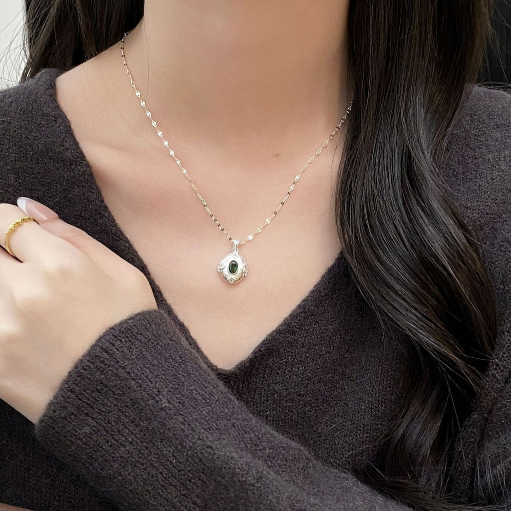 925 Sterling Silver Exquisite Emerald Vintage Brushed Pigeon Egg Necklace