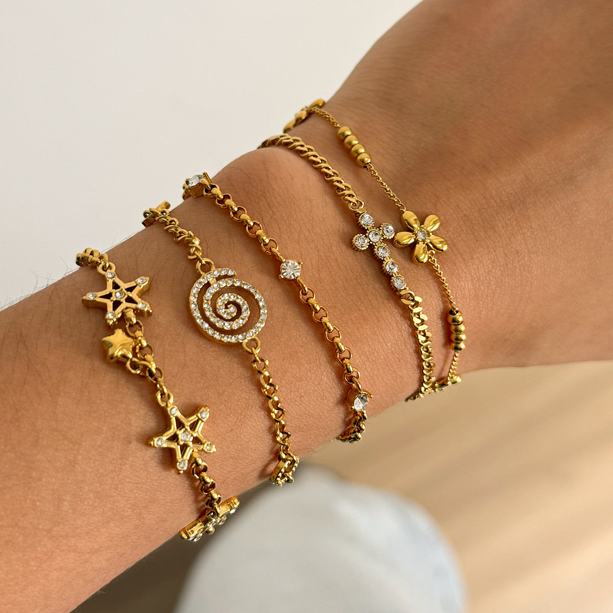 High-quality stainless steel zircon bracelet that won't fade.