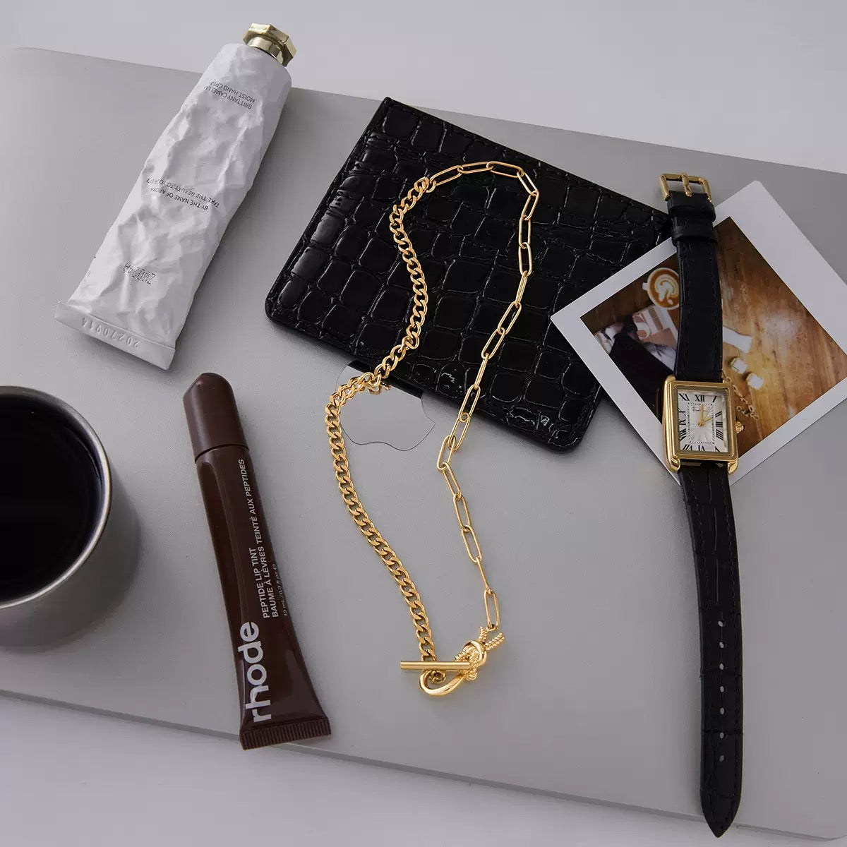 A unique and luxurious stainless steel clavicle chain with a knotted design.