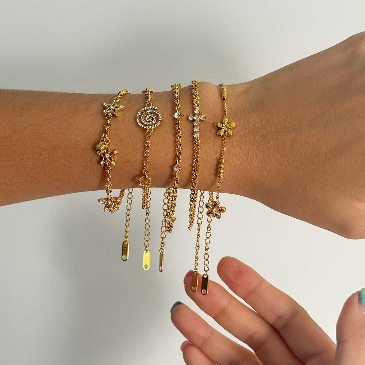 High-quality stainless steel zircon bracelet that won't fade.