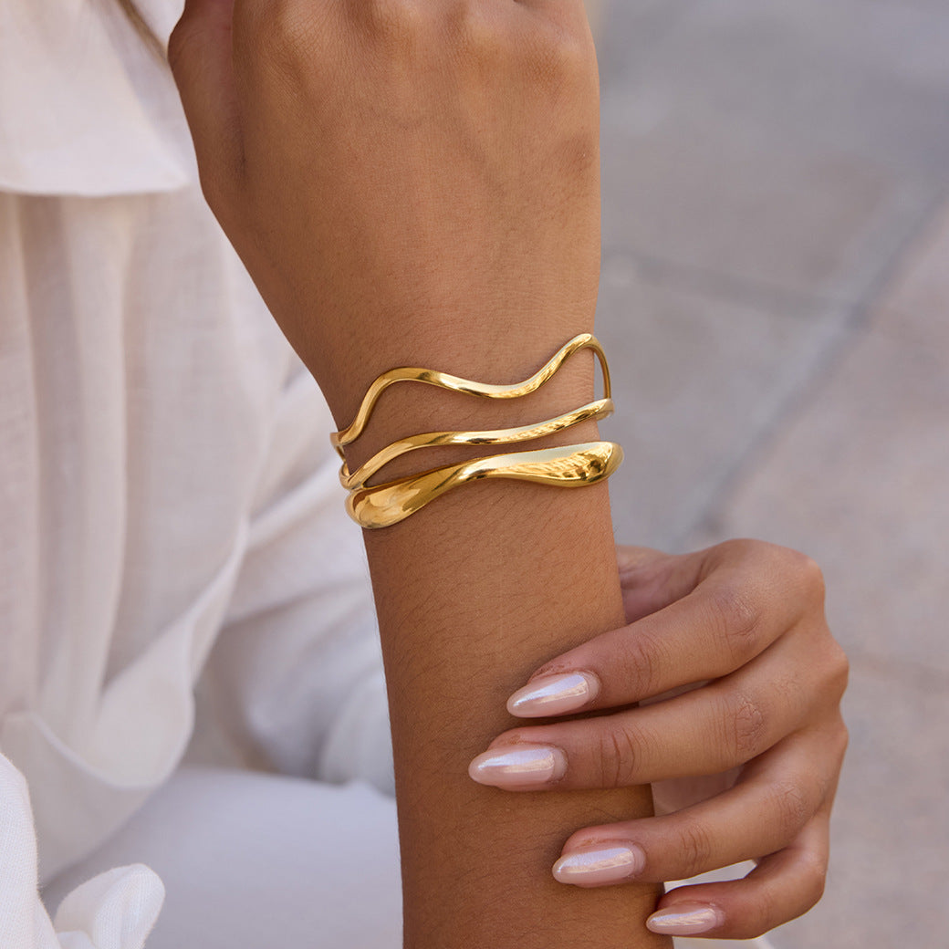 Gold-plated, luxurious stainless steel 18k gold bracelet that won't fade.