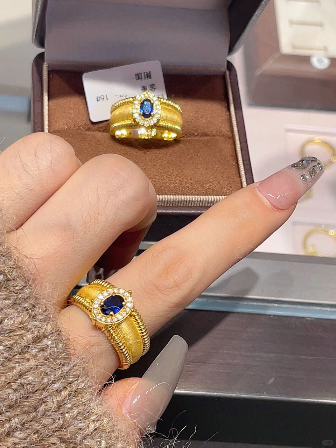 Sparkling diamond wide beaded brushed pigeon egg copper alloy ring