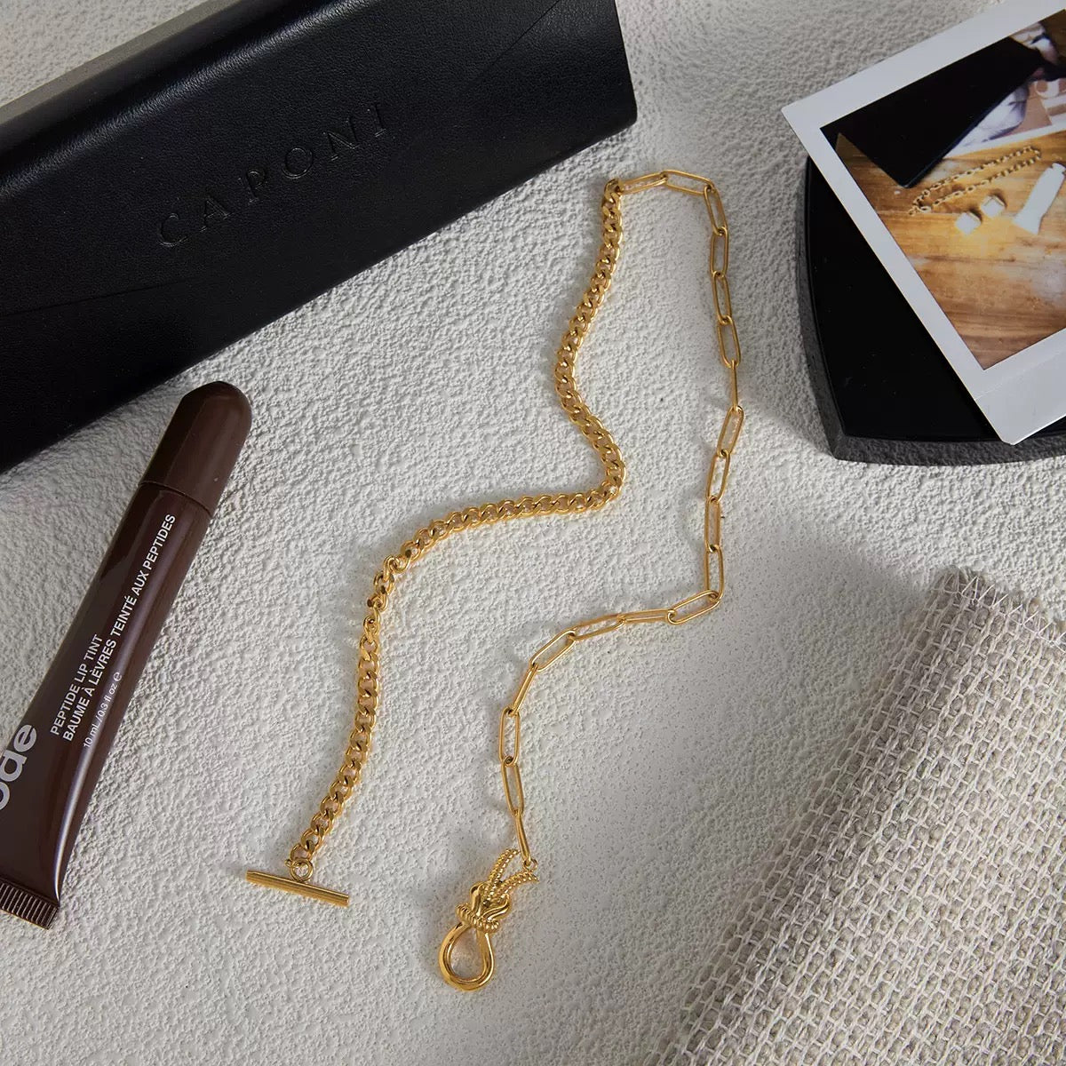 A unique and luxurious stainless steel clavicle chain with a knotted design.