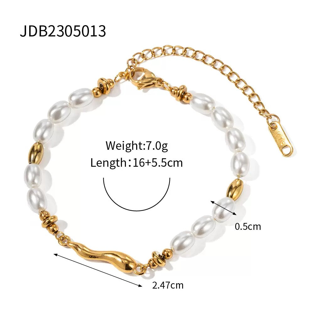 Stainless steel pearl bracelet, high-end look, colorfast and easy to wear.