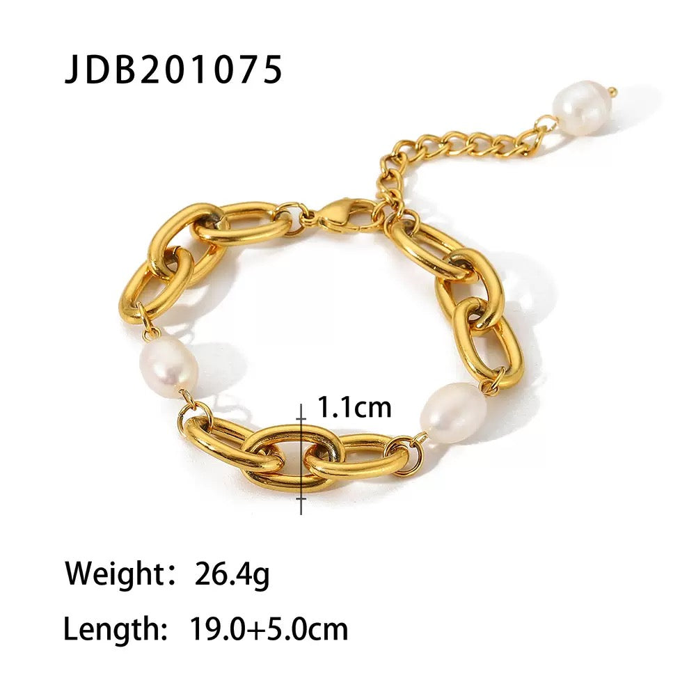 Stainless steel pearl bracelet, high-end look, colorfast and easy to wear.